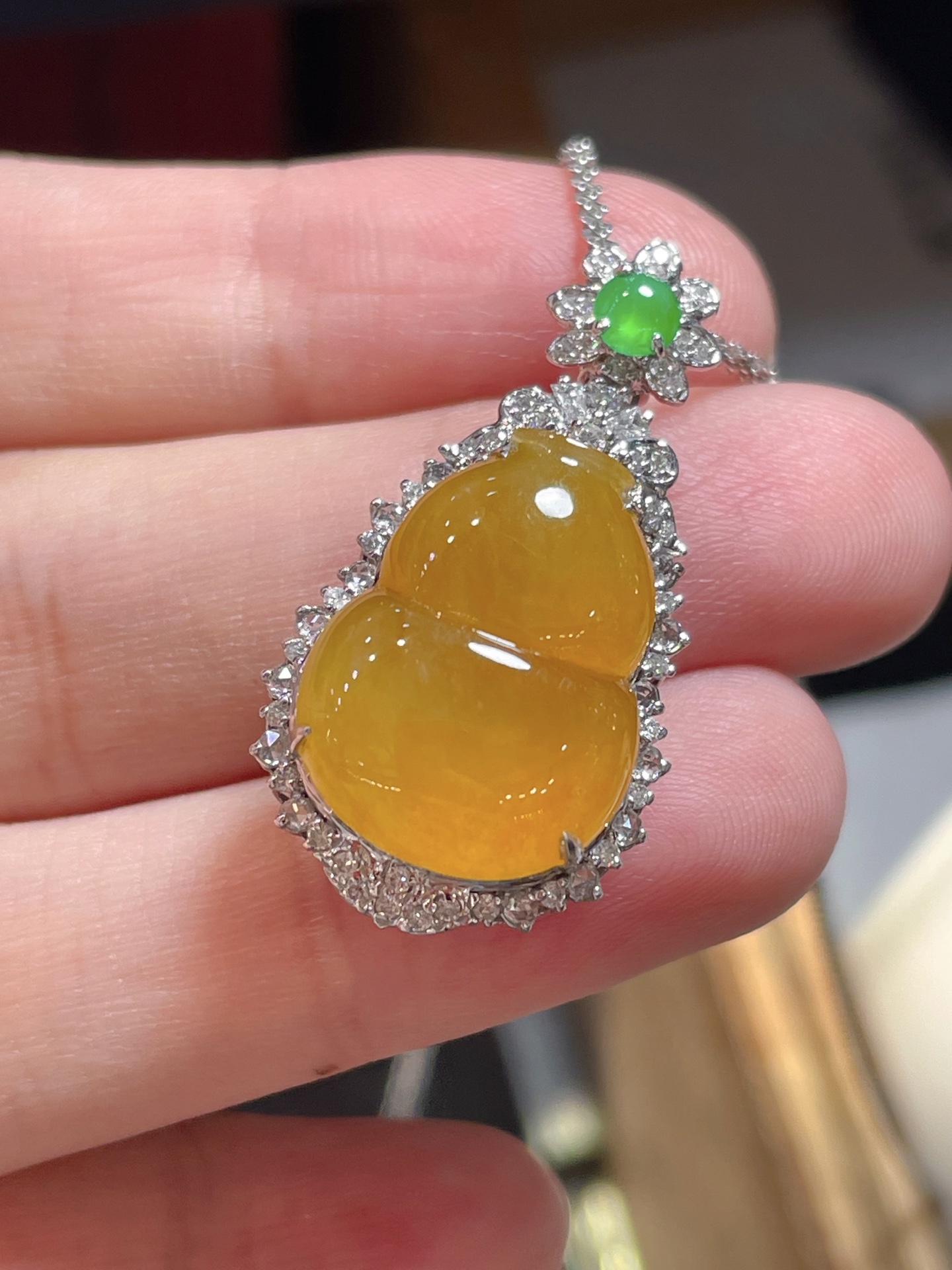 黄翡葫芦吊坠，种水好好，裸石很饱满，专挑好品相，18k镶嵌，18.6-14.1-4.7