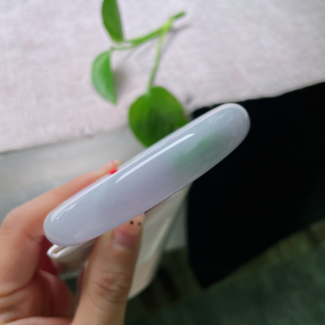 底飘绿正圈，一点皮纹，上手衬肤色白皙，气质温婉大方，日常穿搭百搭耐看。ss57712a