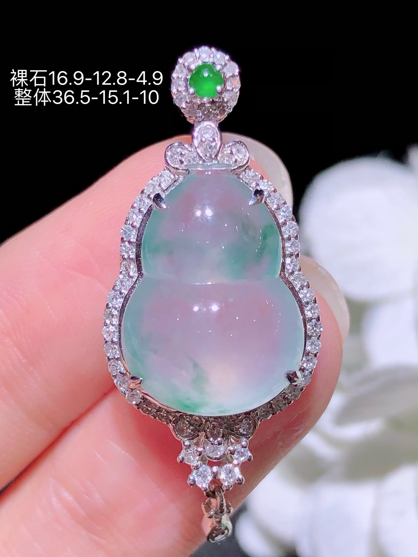 ️18K金镶冰飘绿葫芦吊坠,无裂,水润色艳,品相饱满,配送银链苹果拍摄，实物更好看，16.9-12.8-4.9