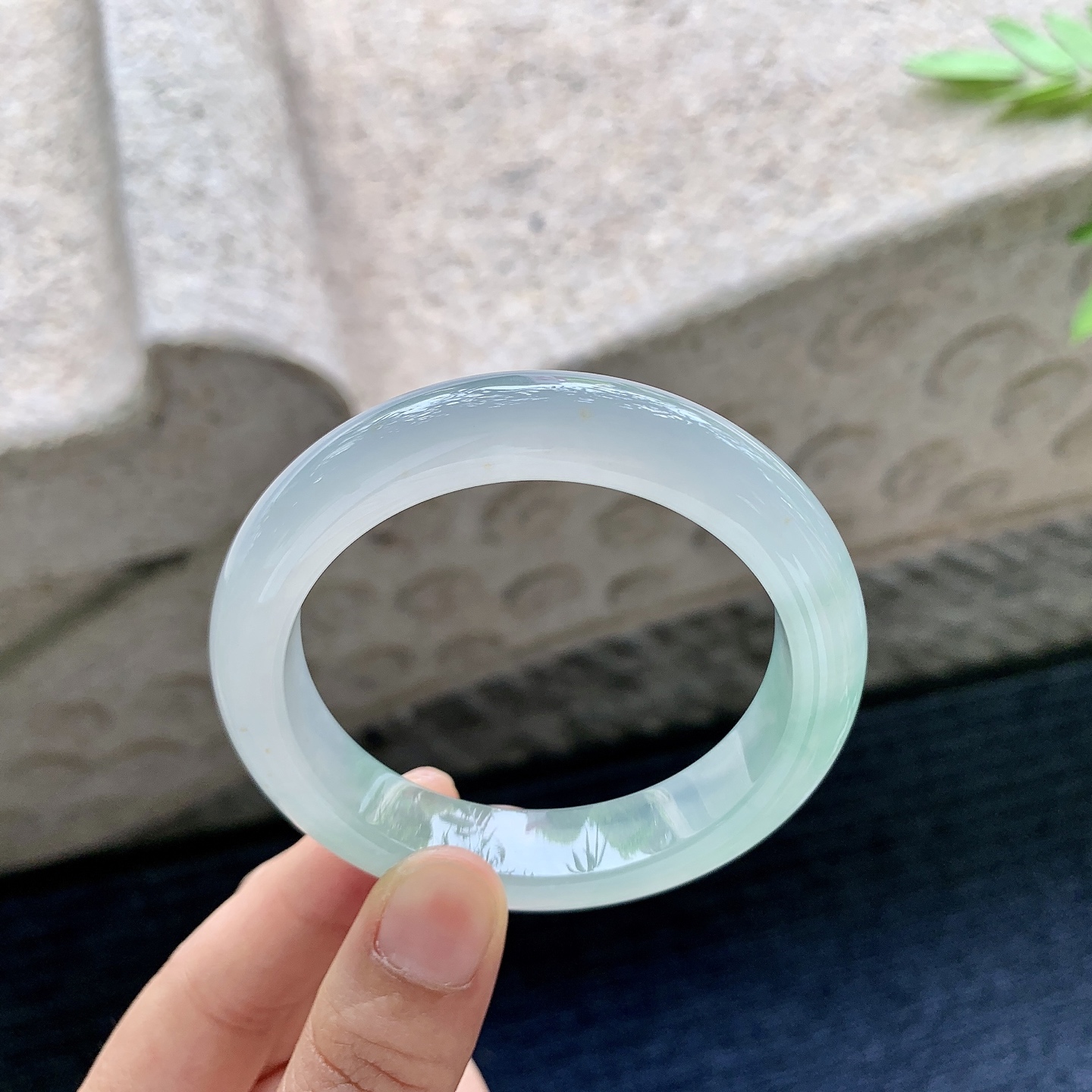 正圈52 53,圈口53.7/12/8.4,编码BA082880,描述冰糯飘绿，水润，种老，细腻，无裂