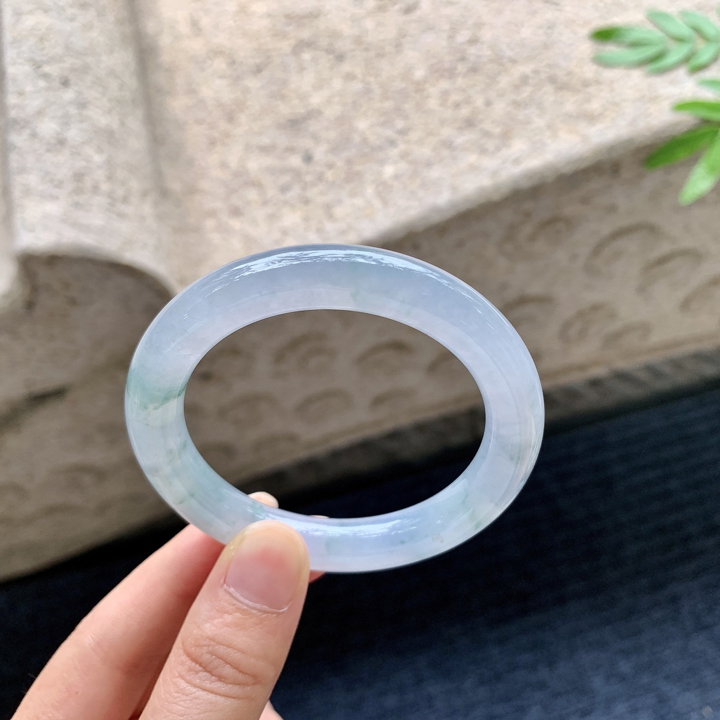圆条49 50,圈口50.3/9.7/9.3,编码B2082776,糯冰飘花，水润，种老，细腻，有纹线