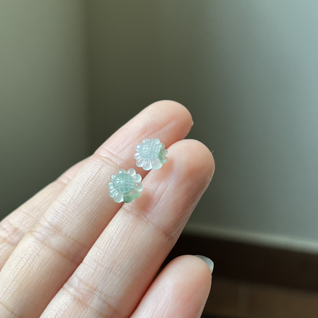 3号，18K金扣镶冰种飘花俏色向日葵耳钉，太阳花，向阳花，种水好，冰透无裂，尺寸8.5×4.5，送耳