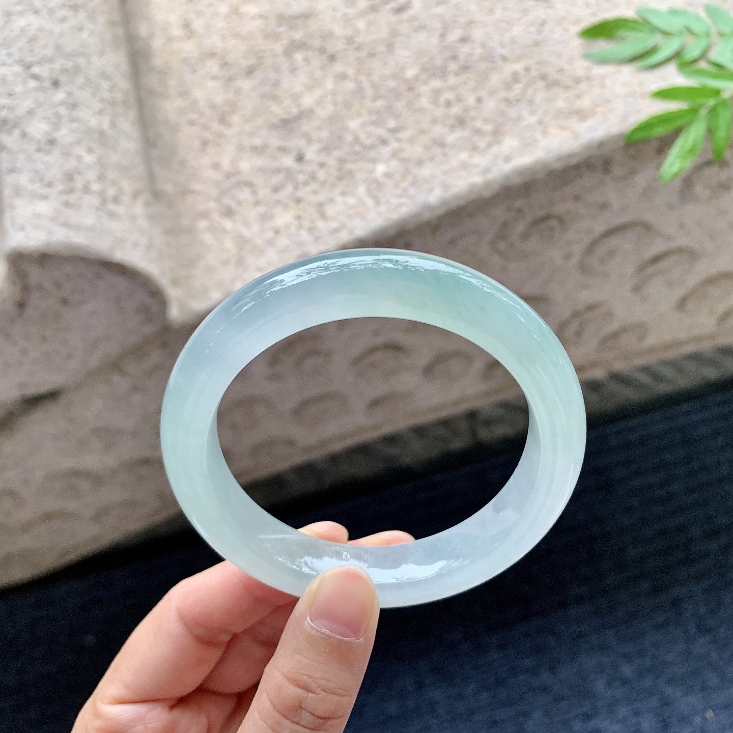 正圈56 57，冰糯晴底飘花，水润，种老，细腻，无裂。