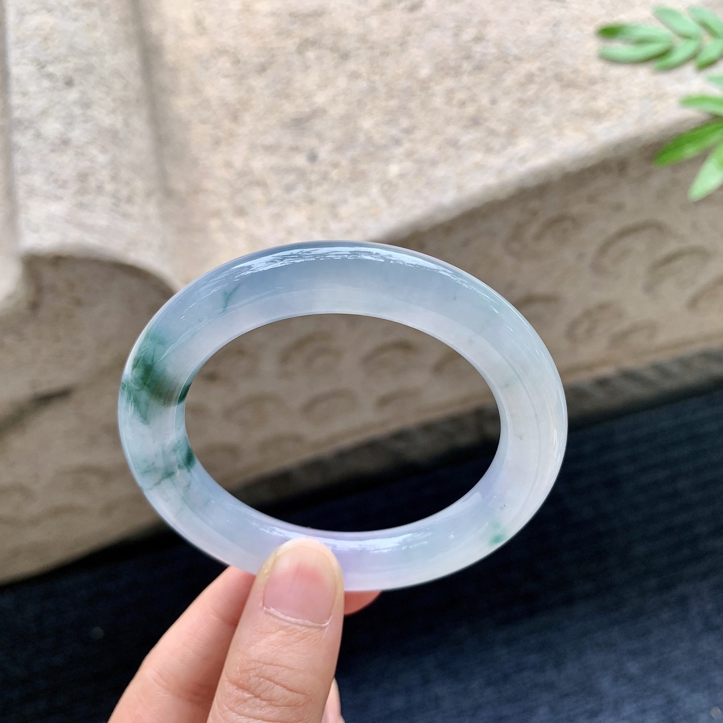 圆条52 53,【圈口】53/10.6/10.4,【编码】B2082740,【描述】冰糯飘花，清透，水润，种老，细腻，打灯有纹线