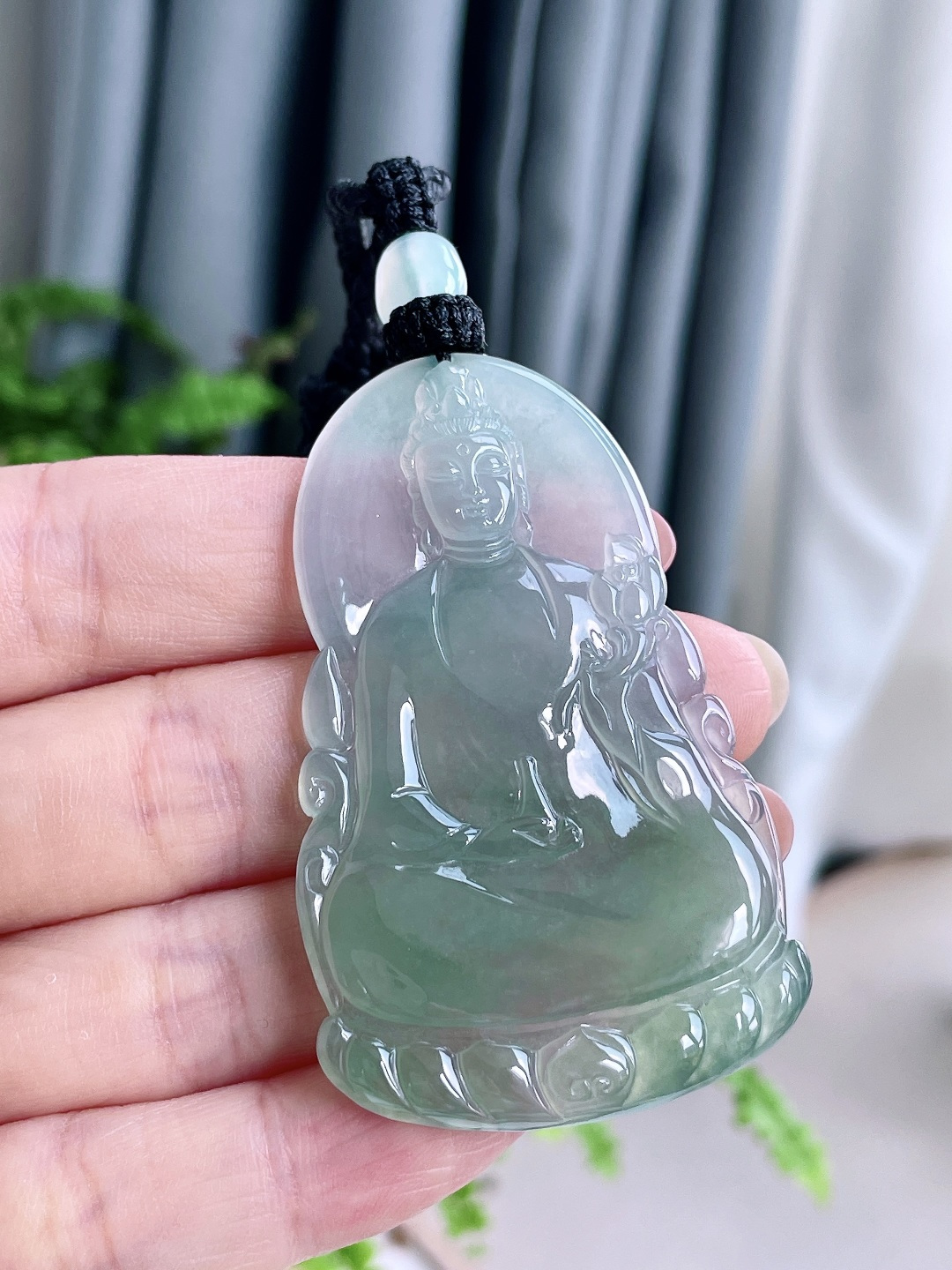 冰晴水大势至菩萨持莲观音牌吊坠，无裂，性比高，尺寸61.5-37-4.4，重量24.3克