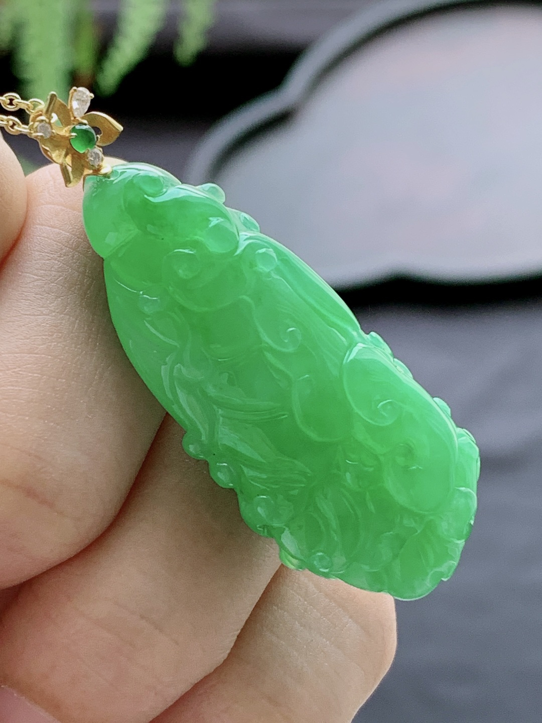 冰阳绿白菜吊坠,缅料18k金镶嵌性比高百财超厚满色满绿,整体50,裸石42.7-20.7-12.3,重量16.7克