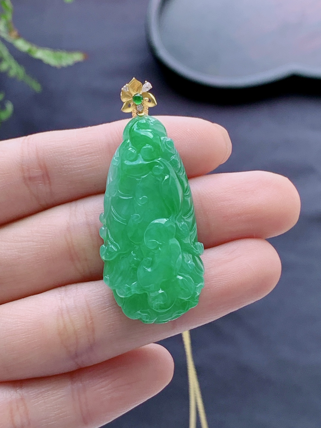 冰阳绿白菜吊坠,缅料18k金镶嵌性比高百财超厚满色满绿,整体50,裸石42.7-20.7-12.3,重量16.7克