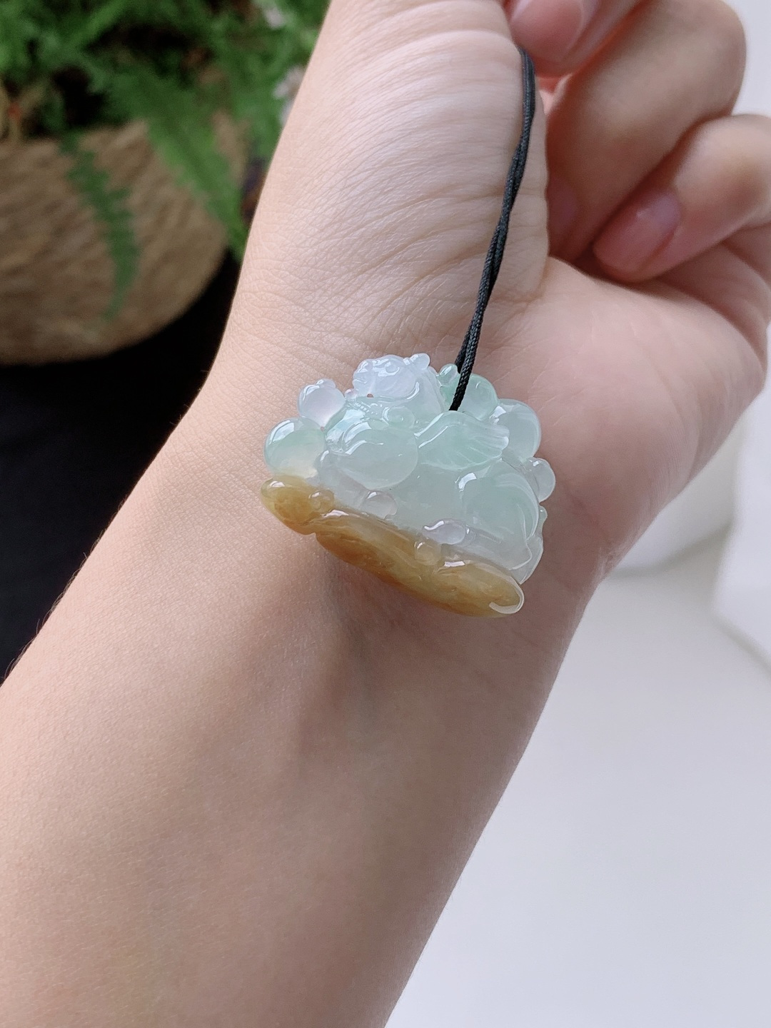 冰飘黄翡唐马生肖马牌吊坠,缅料,性比高,超厚,尺寸32-24.5-12.2,重量15.7克