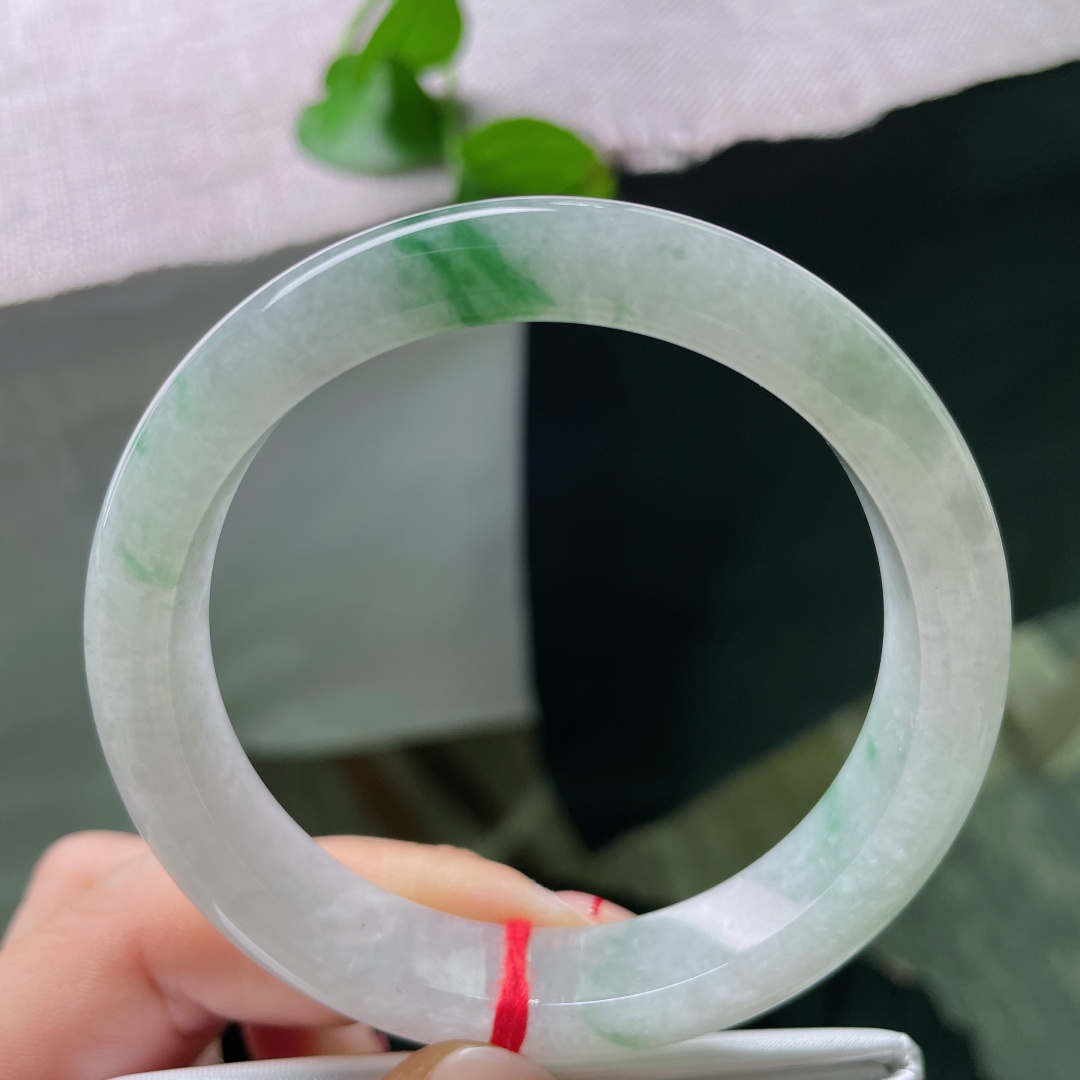 飘花正圈，晶体纹，玉质温润细腻，一截浓郁鲜翠的绿花点缀镯身，零星细绿丝轻绕其间，衬得格外鲜活亮眼，上