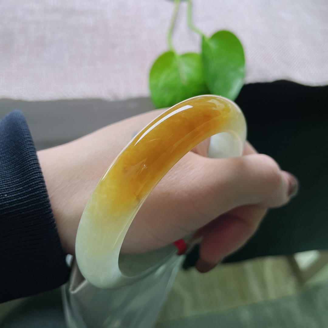 58.3/12.6/9.1黄翡正圈，水润细腻，色泽明艳，古典画意的东方美感，无裂，ss56179a