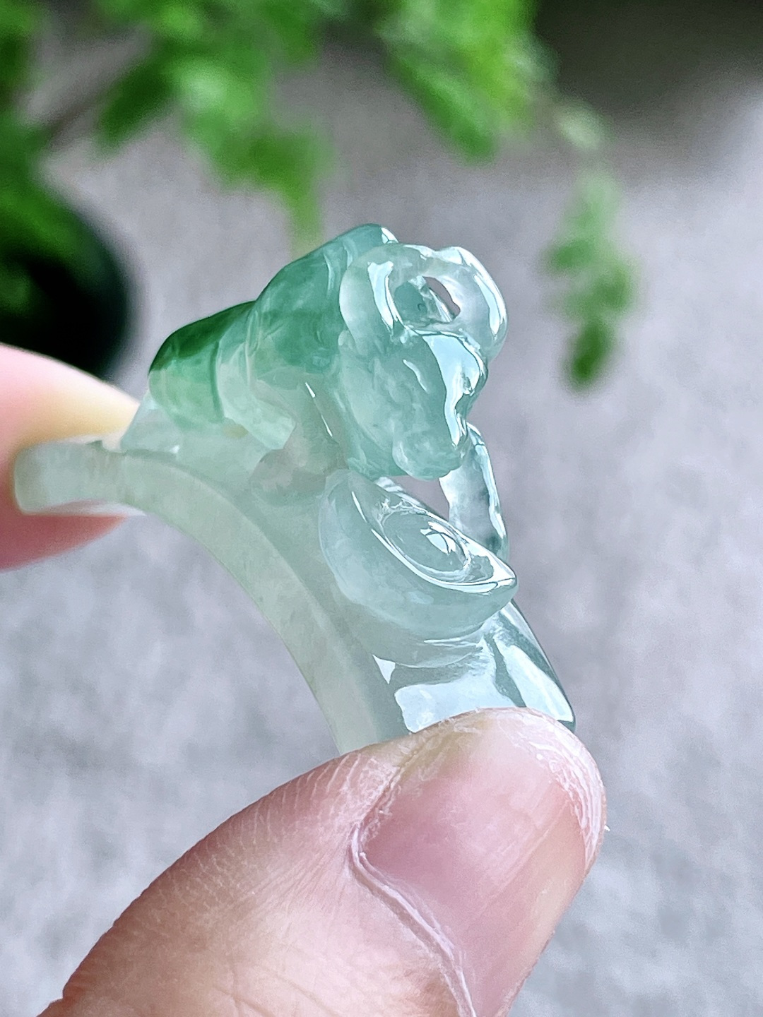 【裸石】冰飘绿花生肖牛手牌【说明】缅料 无裂 性比高 立体飘花【尺寸】46.4-20.2-13【重量】17.7克