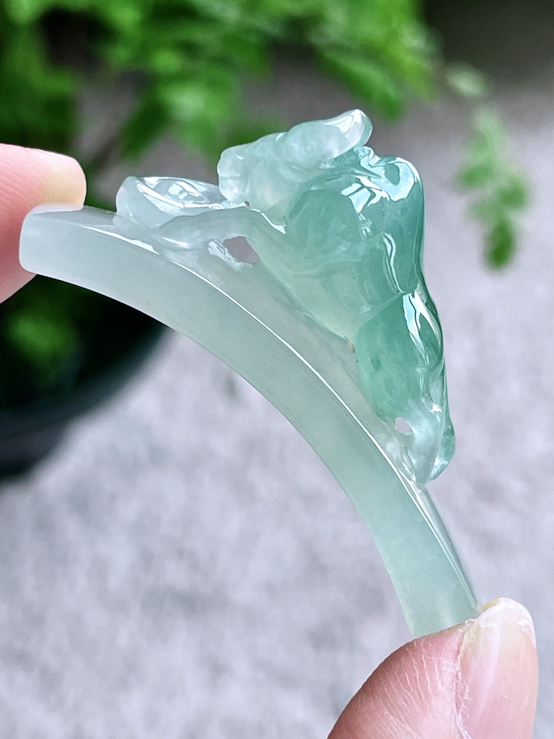 【裸石】冰飘绿花生肖牛手牌【说明】缅料 无裂 性比高 立体飘花【尺寸】46.4-20.2-13【重量】17.7克