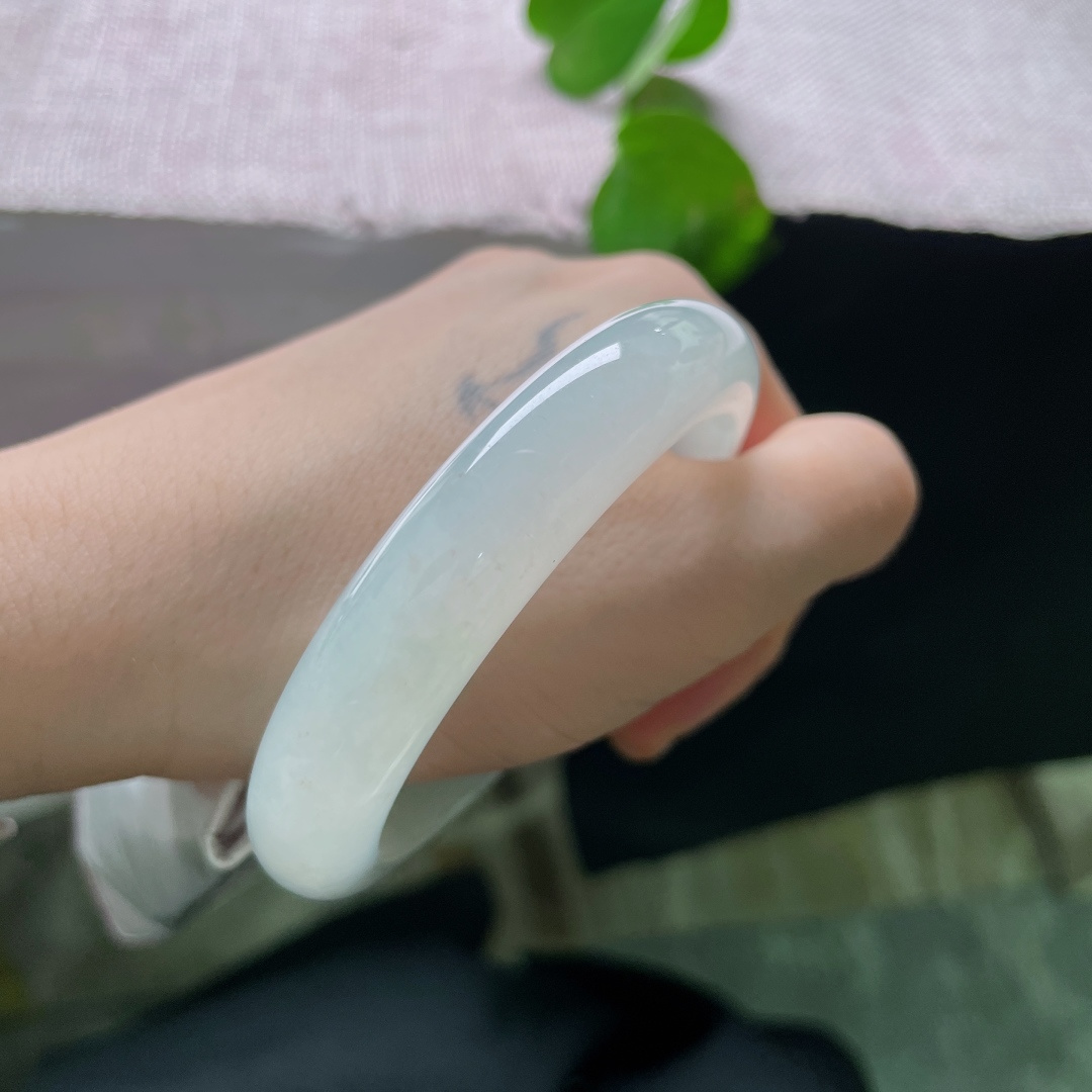 冰种正圈，无裂，莹润冰透素白镯身，温润澄澈恰似腕间一抹温柔白月光。ss48065a