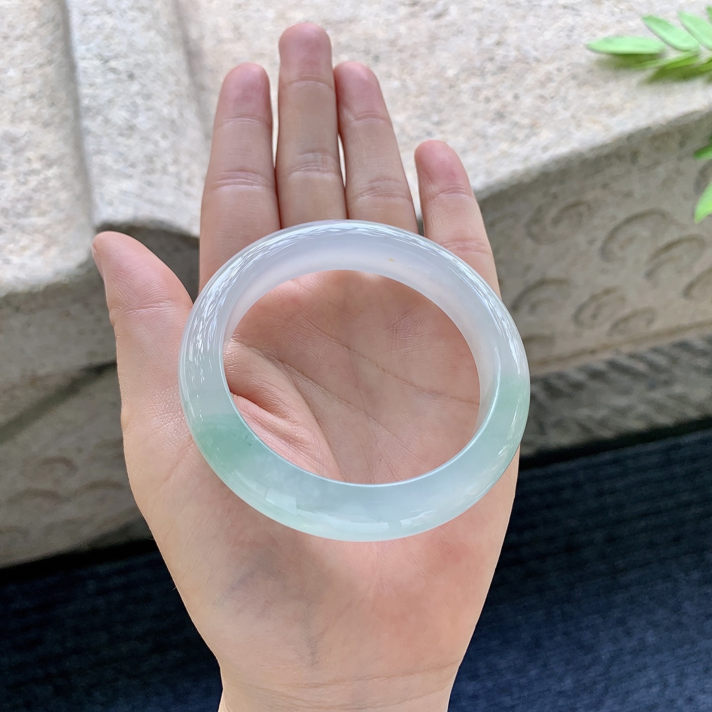 正圈52 53,圈口53.7/12/8.4,编码BA082880,描述冰糯飘绿，水润，种老，细腻，无裂