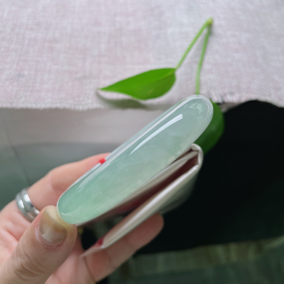 54.5/12.6/8.7，冰晴底正圈，似揉碎的天光融于玉，似春溪的清波绕于腕，晶体纹，ss56251a