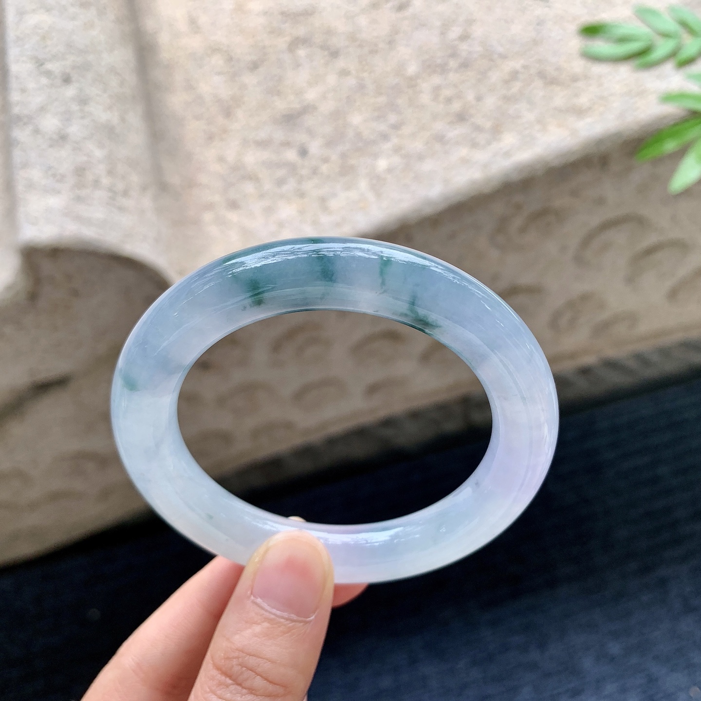 圆条52 53,【圈口】53/10.6/10.4,【编码】B2082740,【描述】冰糯飘花，清透，水润，种老，细腻，打灯有纹线