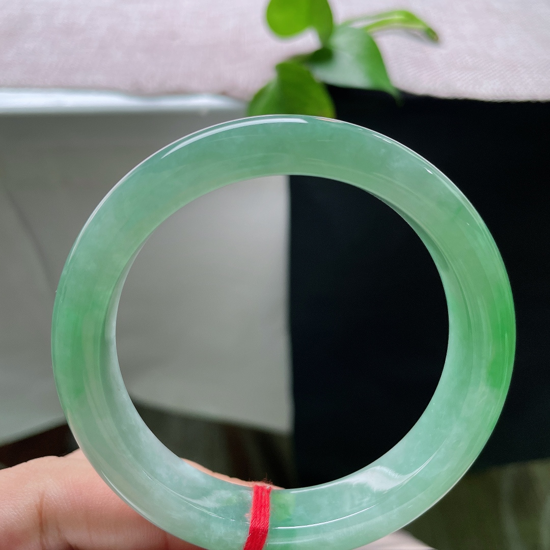 56/12.2/8.2，满色正圈，无裂，通体鲜翠通透起莹，盈盈光泽衬得华贵大气。ss56180a