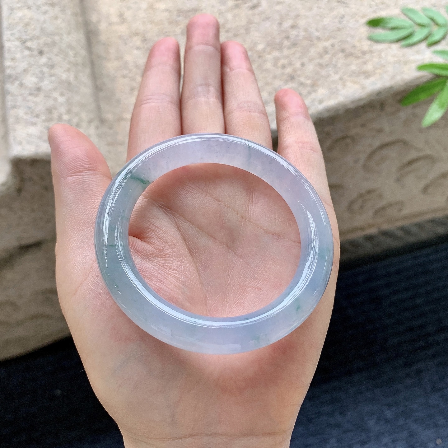 圆条49 50,圈口50.3/9.7/9.3,编码B2082776,糯冰飘花，水润，种老，细腻，有纹