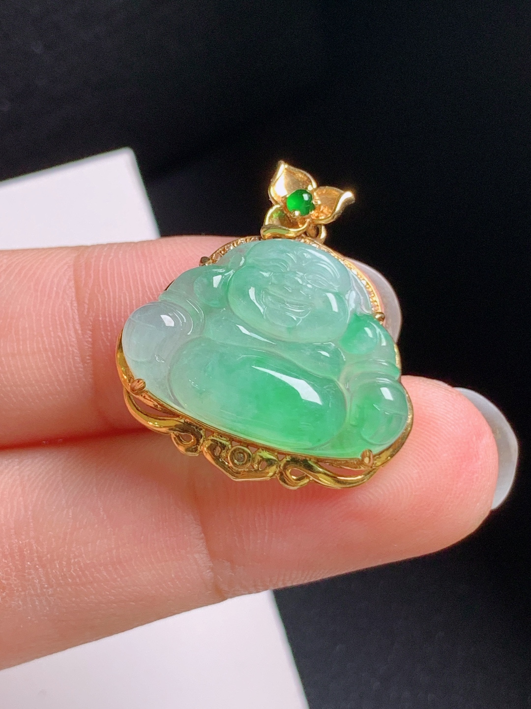 冰种绿佛公吊坠，翠色怡人，版型端庄，笑口常开，纳福迎祥