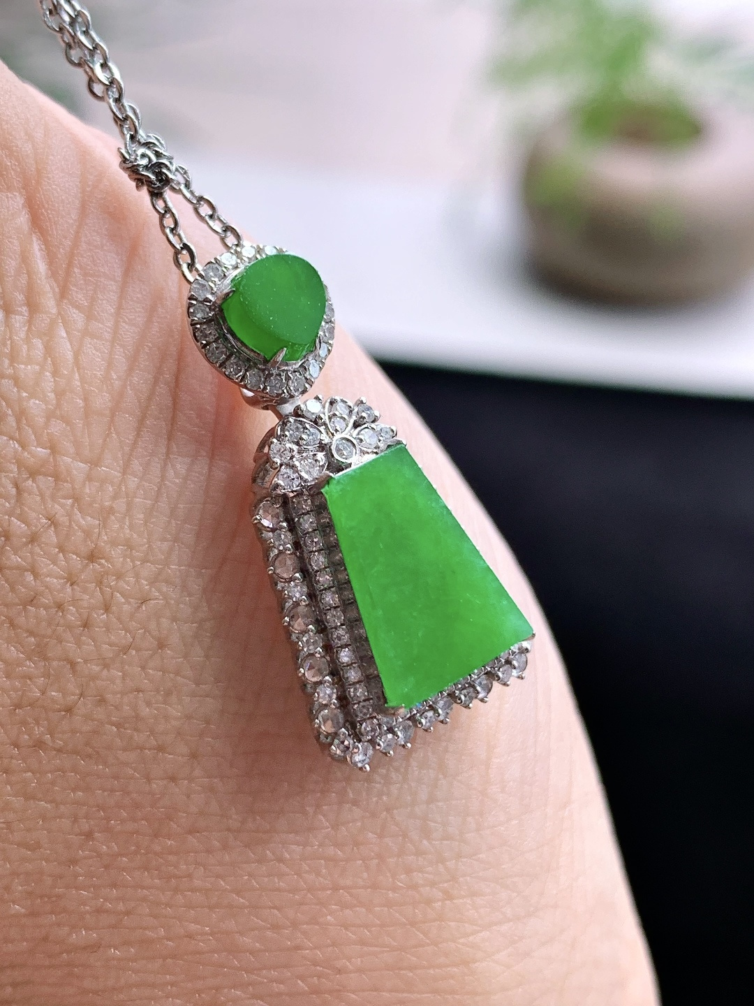 冰阳绿无事牌吊坠,18k金镶嵌,性比高,尺寸24.7-12.5-7.4,裸石10.8-7.4-2.2,重量2.8克