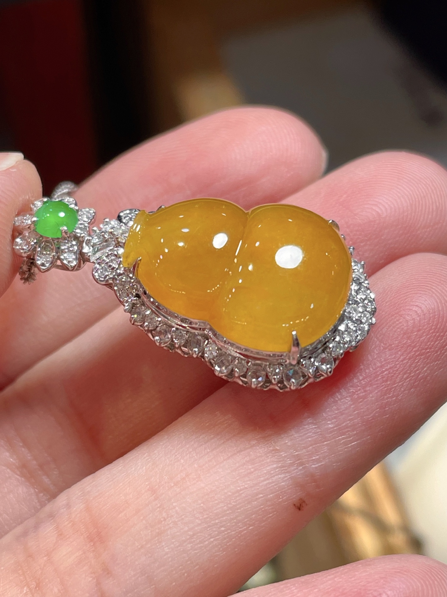 黄翡葫芦吊坠，种水好好，裸石很饱满，专挑好品相，18k镶嵌，18.6-14.1-4.7