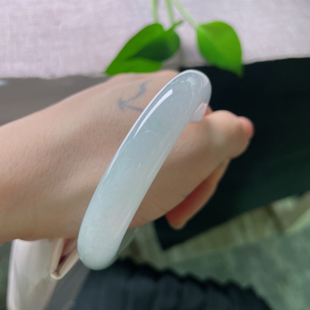 55.6/11.8/8.7，冰底正圈，无裂，玉质匀净莹润，淡淡的晴水色调温婉内敛，不施浓彩，水光缓缓流转，尽显淡然雅致。ss56775a