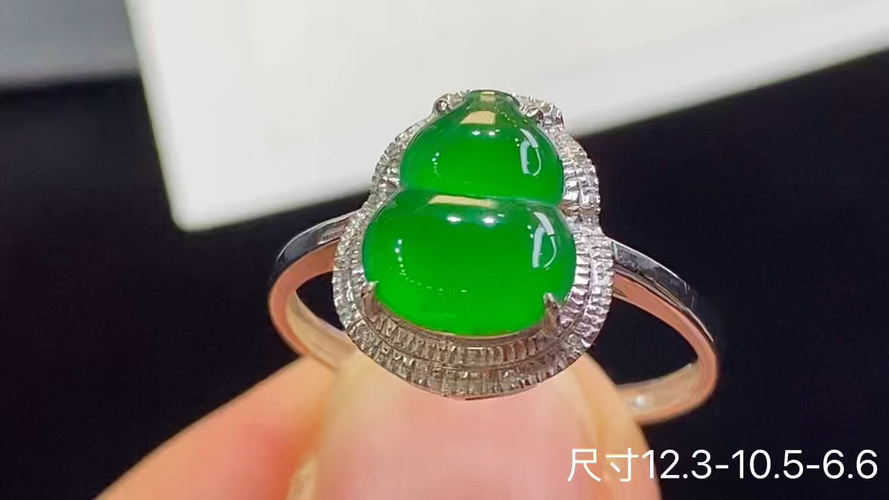 ️18k金+钻阳绿葫芦戒指，无裂，12.3-10.5-6.6