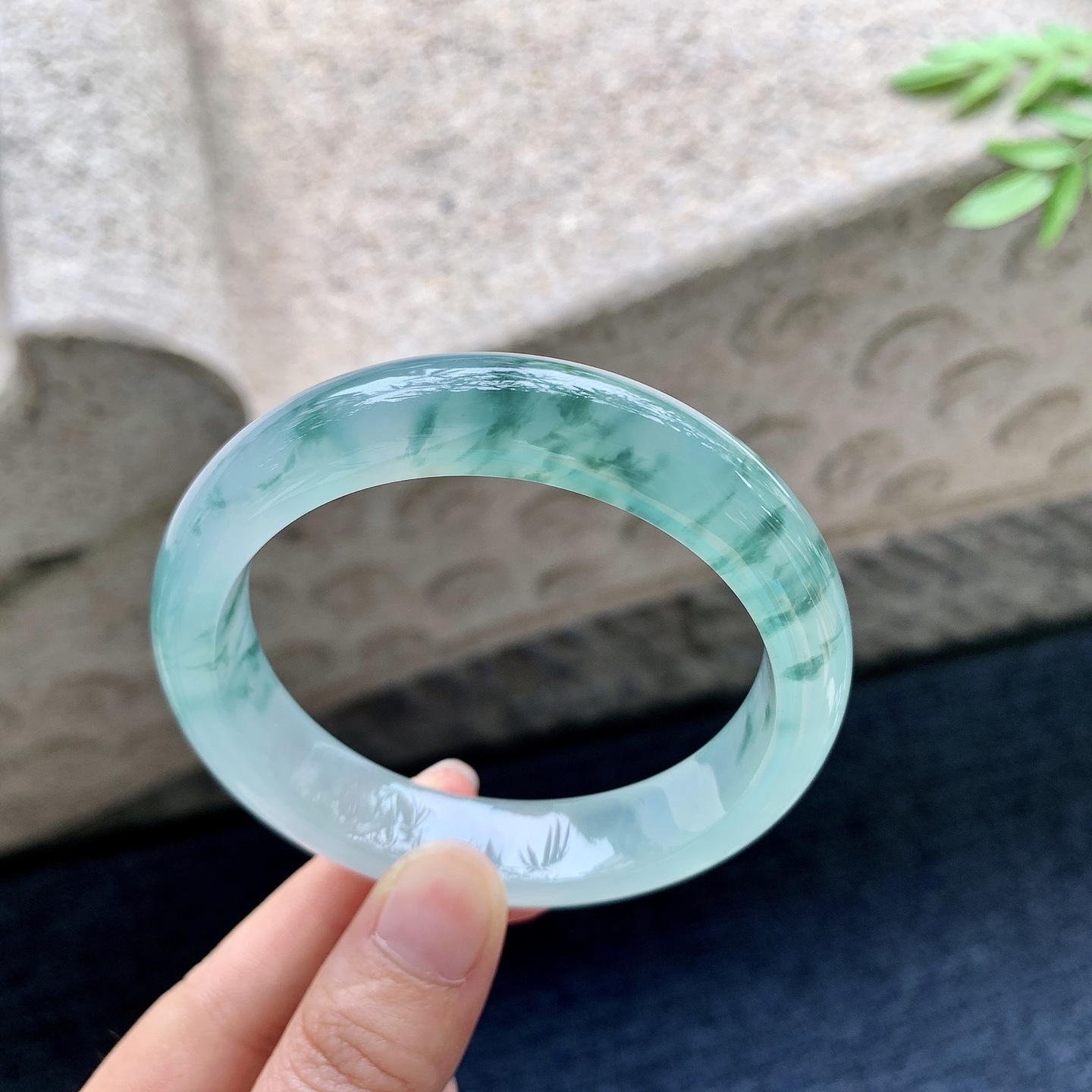 正圈56 57，圈口57.6/13/8.3，编码LH082936，冰飘花，清透，水润，种老，细腻，无裂。