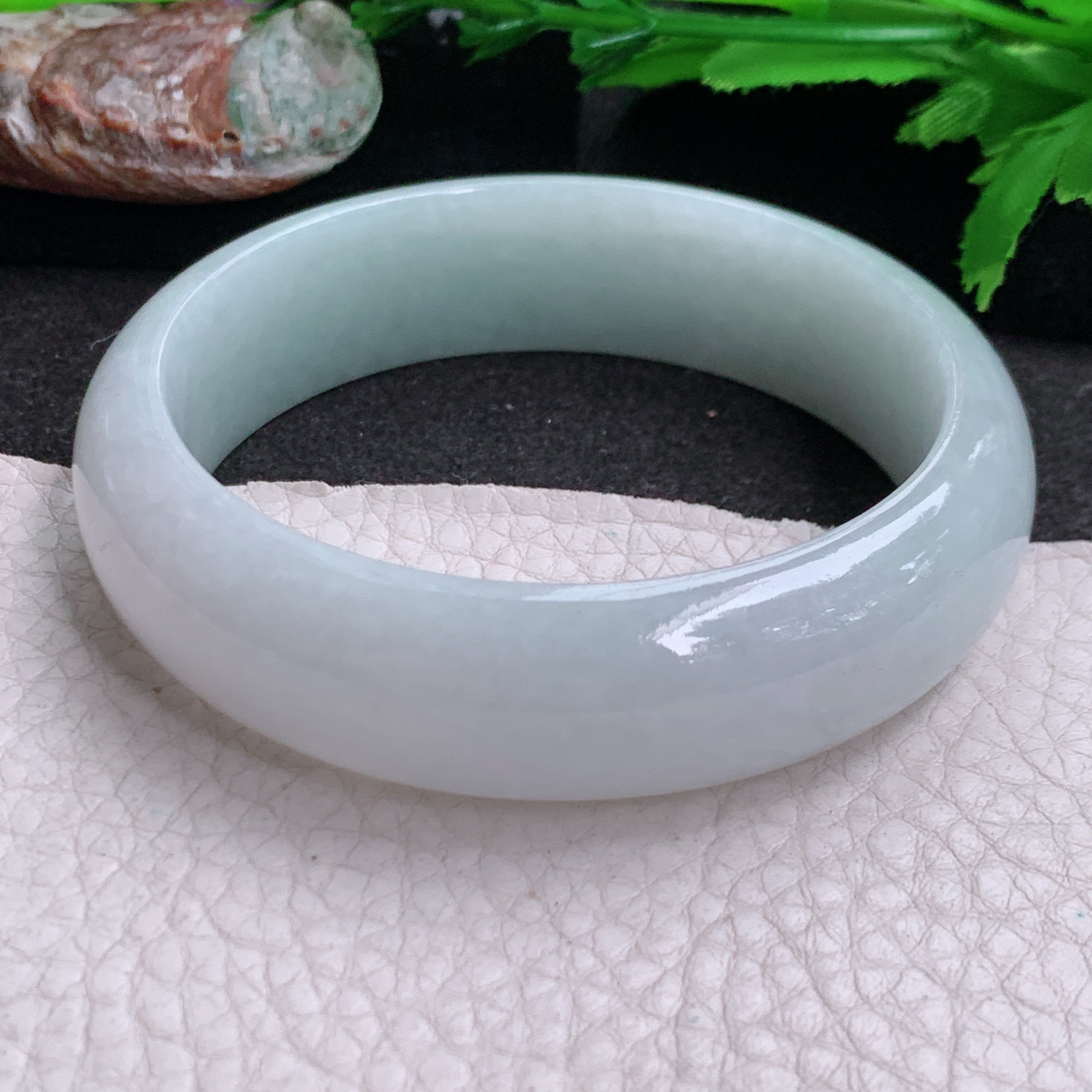 js自然光58.5*17*8.3轮胎镯 缅甸翡翠a货玉手镯浅绿大气宽边玉手环