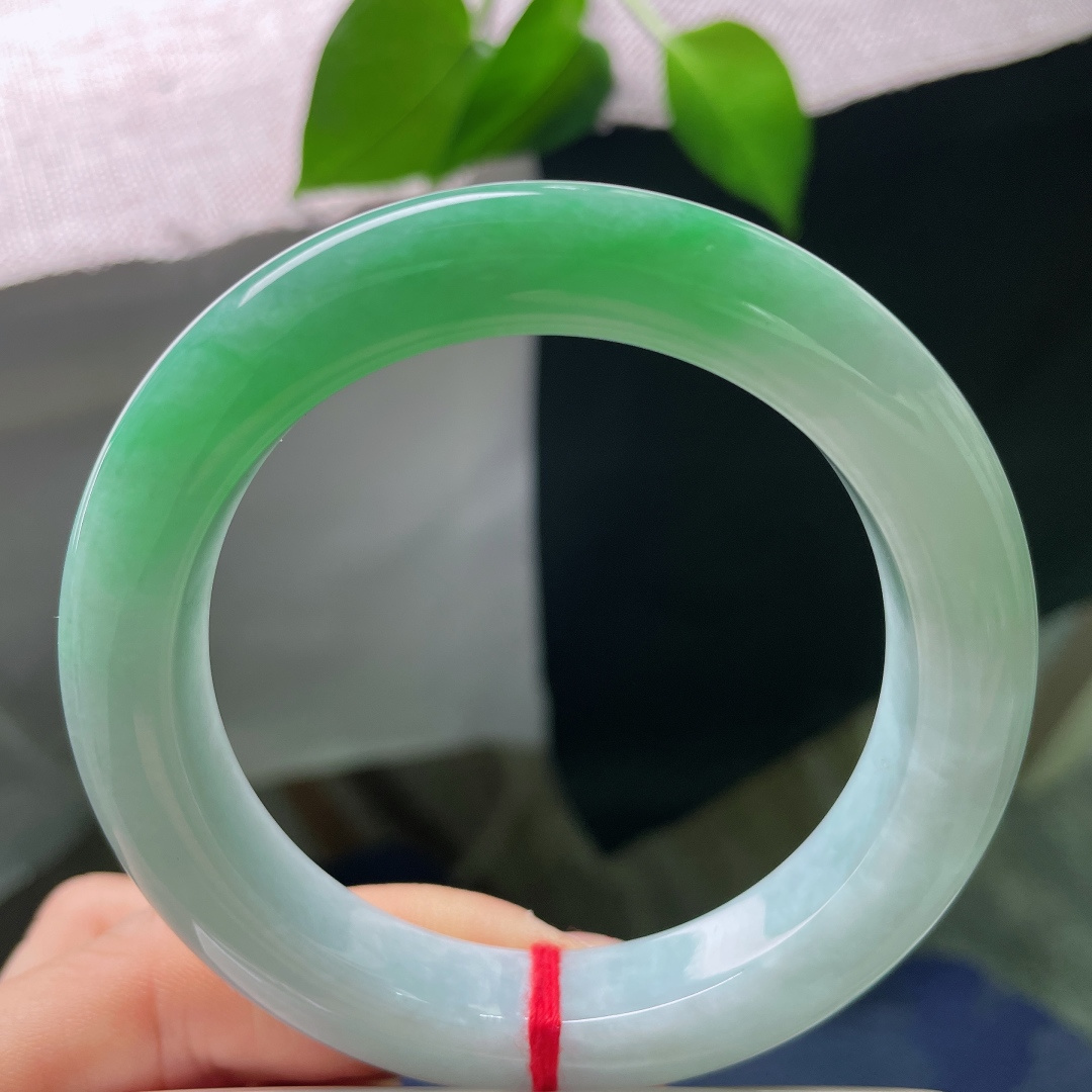 56.8/11.1/10.3，飘绿正圈，皮纹，半圈浓郁鲜亮的正阳绿晕染玉身，翠色饱满明媚，冷暖相融，