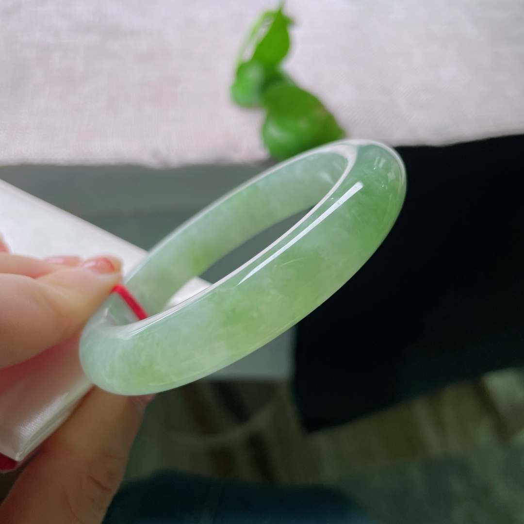 绿底正圈，晶体感，晴水冰种翡翠镯，翠色鲜嫩温润，似春风拂过万物复苏，清新灵动。ss54992a。