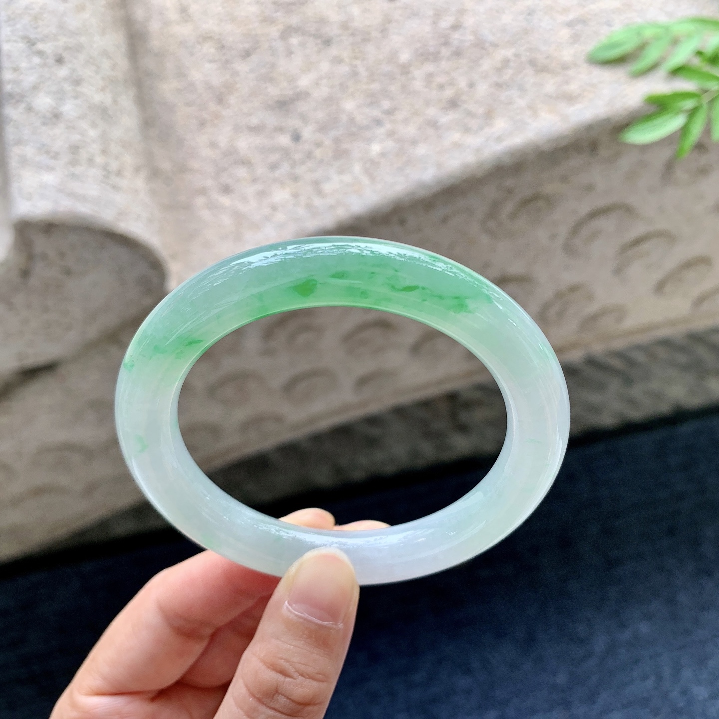 圆条55 56,圈口56/10.2/10,编码G9082932,糯冰飘绿，水润，种老，细腻，有纹线