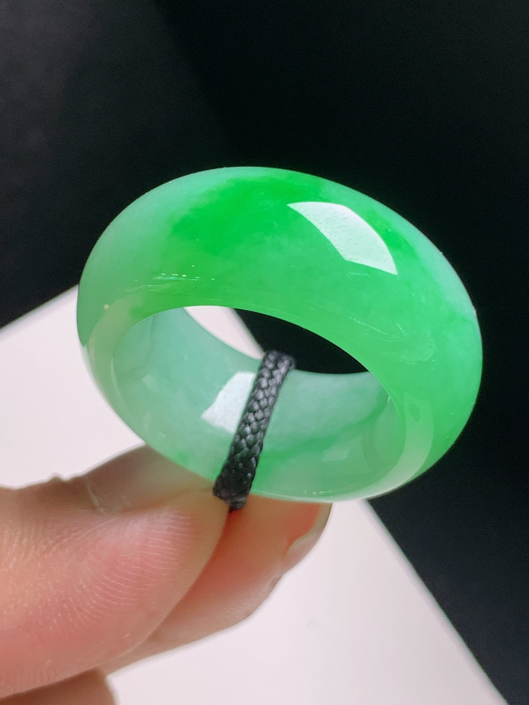 冰种绿指环，色泽明艳，玉质温润，大气显贵,裸石30.3-12.1-5.8,圈口21,080825