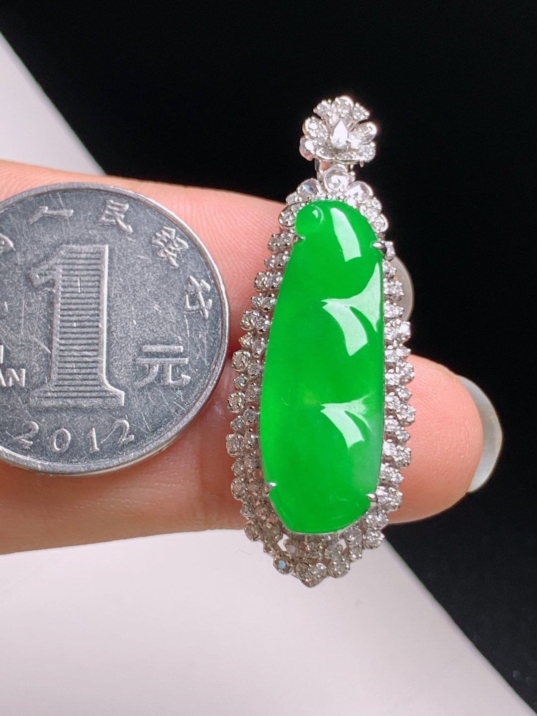 阳绿福豆吊坠，色艳饱满，色泽浓郁，贵气大方