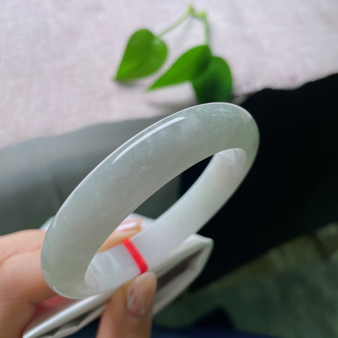 绿底正圈，侧纹，精细抛光工艺，镯面光亮莹润，光泽柔和不张扬，将玉石通透质感完整展现。ss57740a