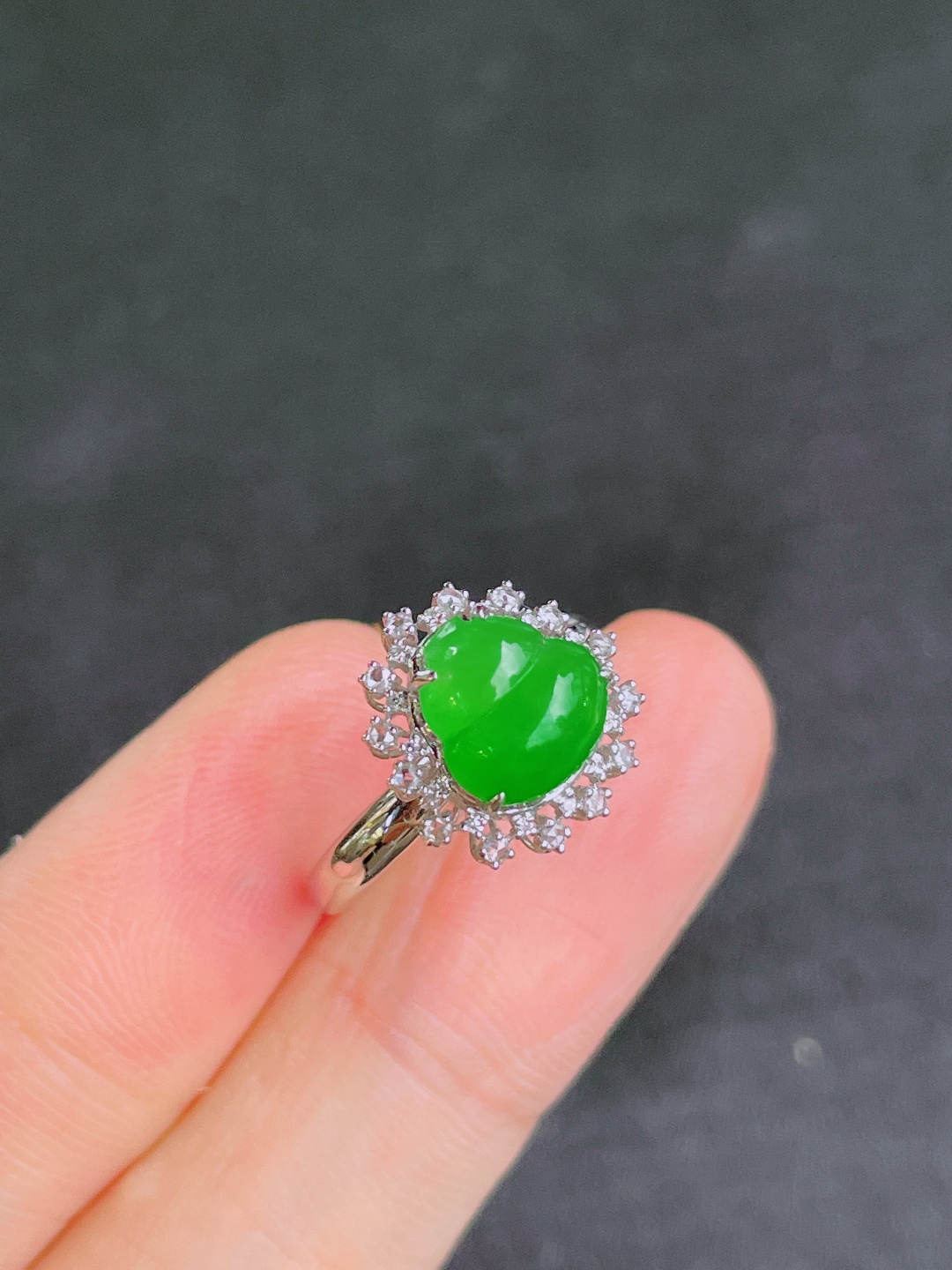 高冰绿葫芦戒指，晶莹剔透，新颖时尚，无裂，8.5-8.5-4