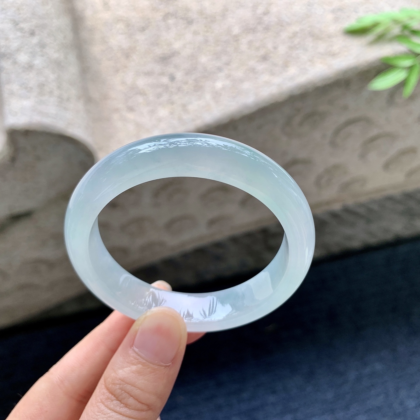 正圈49 50，圈口50.3/12/7.4，编码A2082908，冰糯底色，水润，种老，细腻，打灯有棉纹