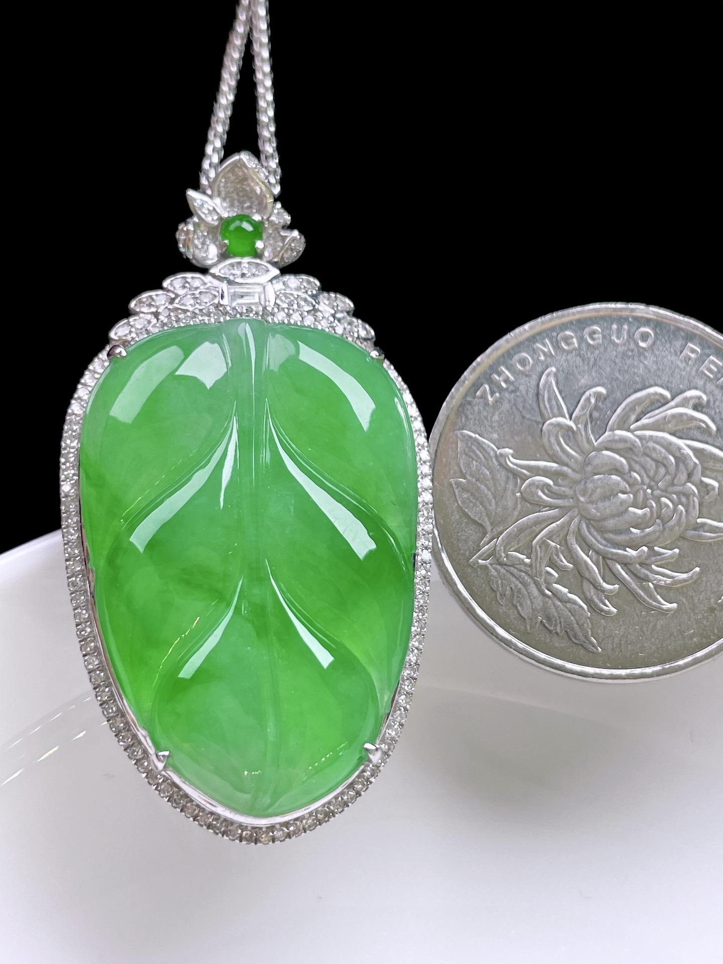 阳绿家大业大,色泽鲜艳，种老水润，18k金镶嵌,整体：43.8/23.5/9.7,裸石：30.2/20.5