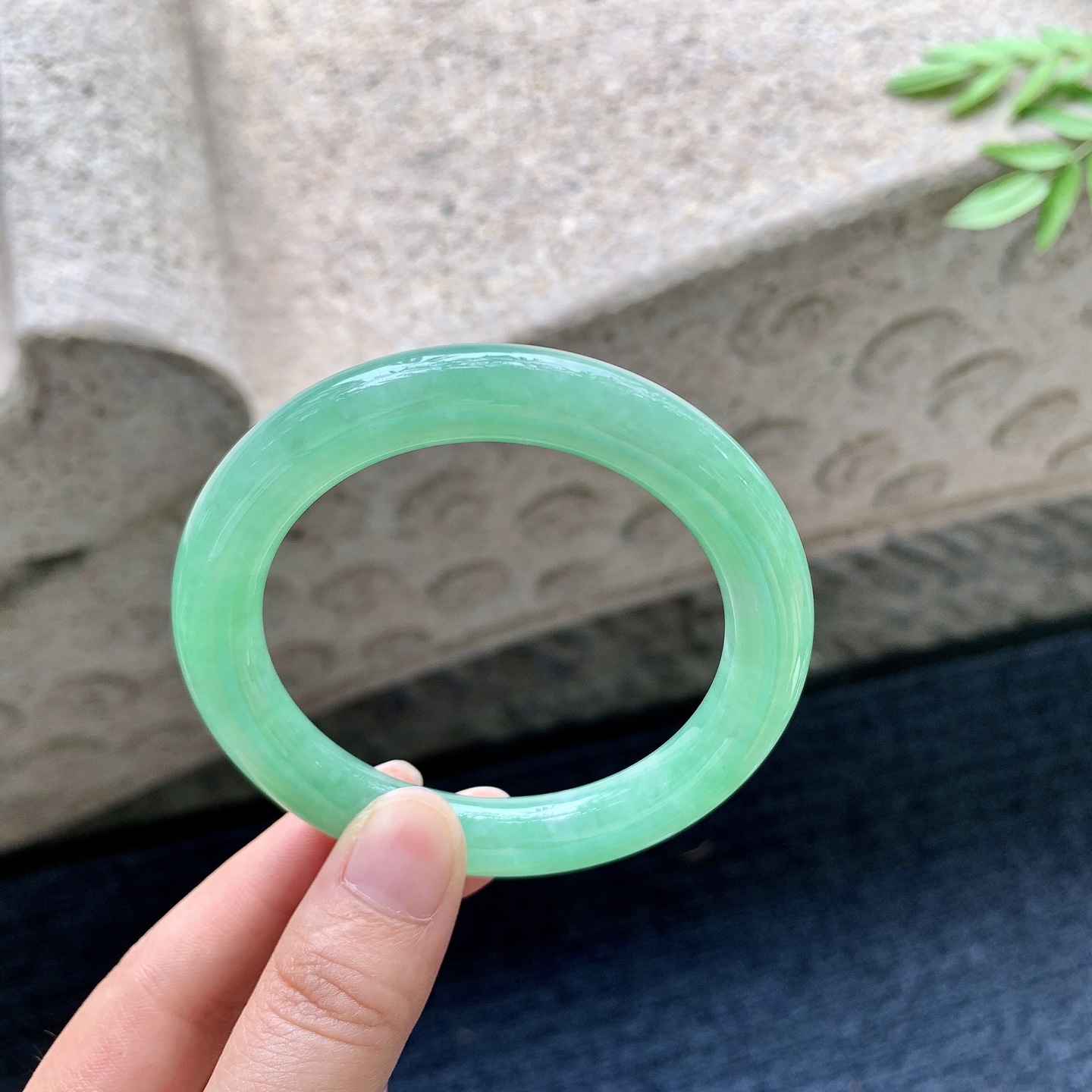 圆条53 54,圈口54.4/9.6/9.9,编码W6082923,满绿，水润，种老，细腻，打灯有棉线