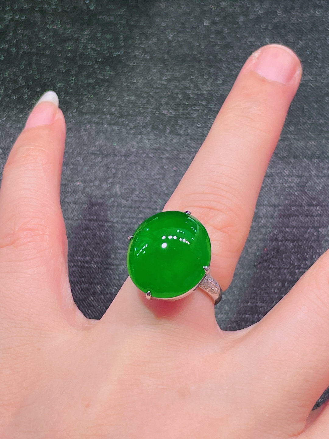 高冰绿蛋面戒指 晶莹剔透，新颖时尚，品相，19-17-6
