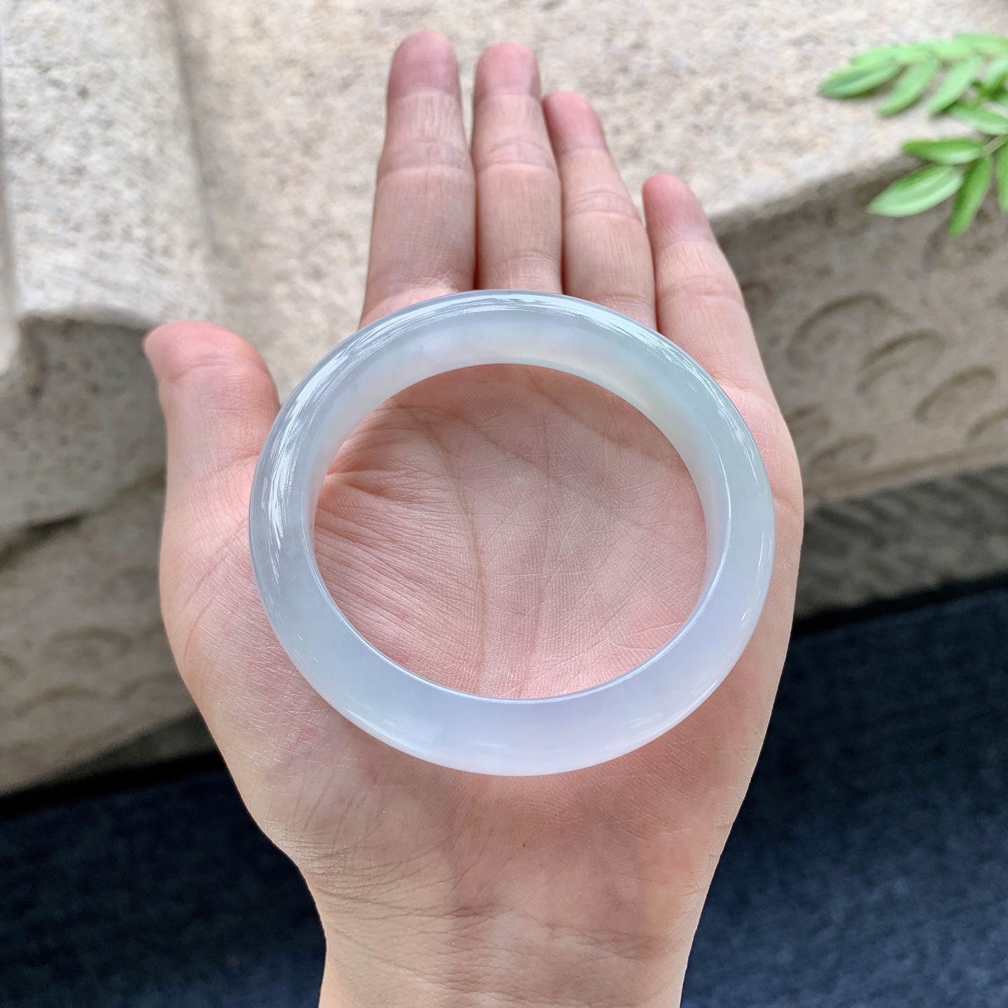 正圈51 52,圈口52.5/11.8/8,A2082918,糯冰底色，水润，种老，细腻，打灯有纹线