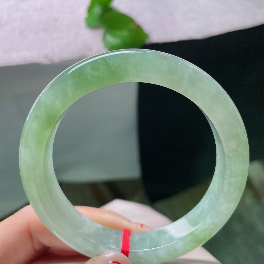 绿底正圈，晶体感，晴水冰种翡翠镯，翠色鲜嫩温润，似春风拂过万物复苏，清新灵动。ss54992a。