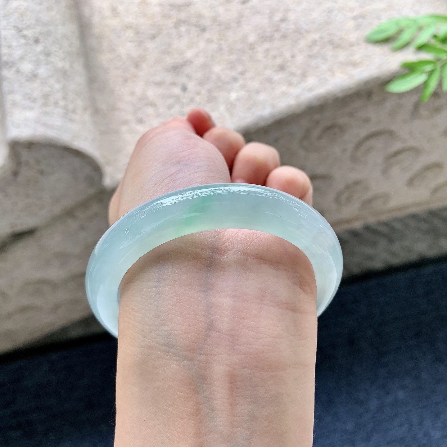 正圈53 54，圈口54.3/11/8.7，编码A2082910，冰糯飘绿，水润，种老，细腻，打灯有棉线