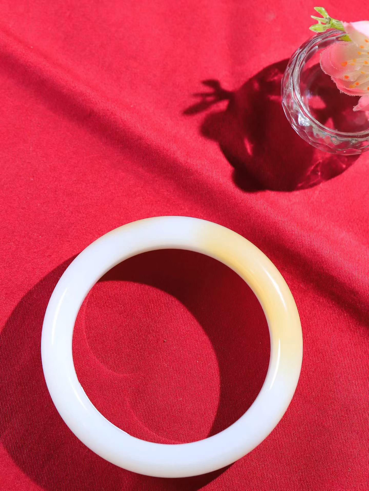 【花样年华·手镯】

精品和田玉糖白玉手镯，质地油润细腻，色泽高贵典雅，镯型古朴典雅。在诗情画意的雨巷相遇，你是我腕间的一抹风情，有你眸有深情，清风荡漾湖间静水，我愿俯身低眉，在烟波涟漪处，寻你深情倩影。内径59.5mm尺寸17.3-9.5mm 重85.21克fDT-78802900