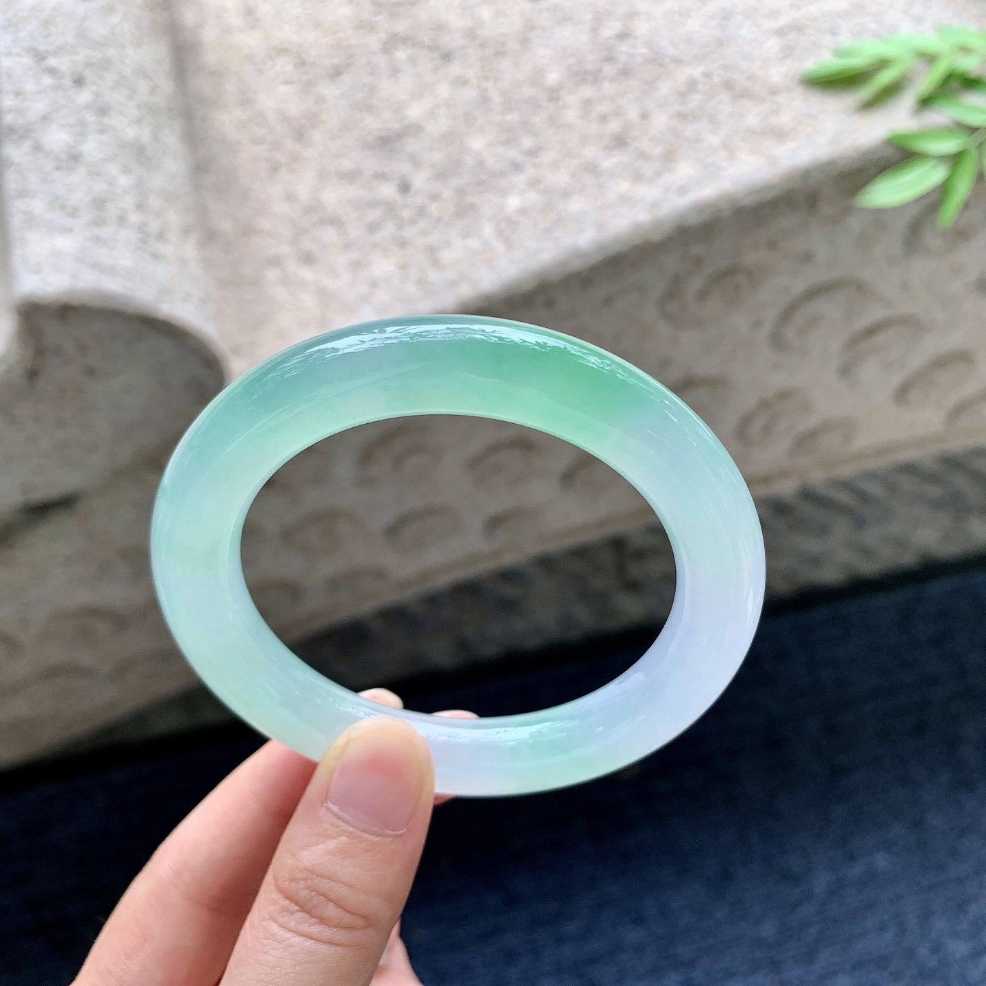 圆条55 56,圈口56.8/10.5/10.7,编码LH082937,描述冰飘阳绿，清透，水润，种老，细腻，打灯有絮线