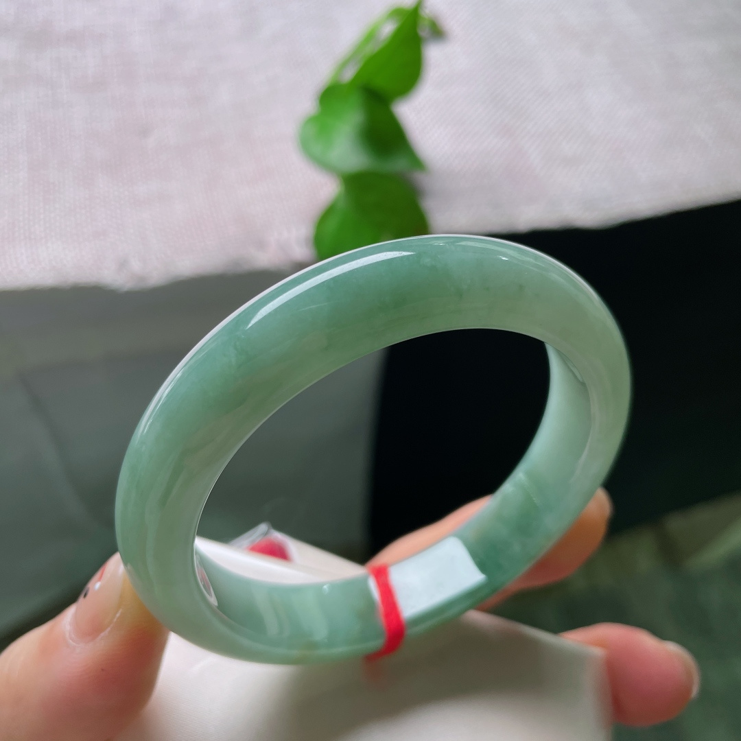 56/12.9/8.6，绿底正圈，无裂，油润蓝水，质地细腻柔光内敛，素雅耐看。ss54405a。