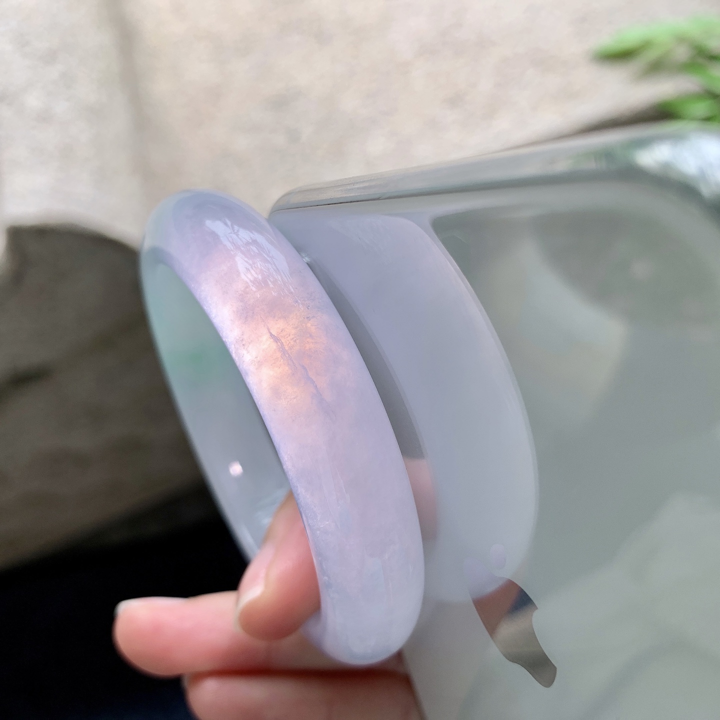 正圈49 50，圈口50.7/12.2/8.2，编码G7082919，描述糯冰飘绿，水润，种老，细腻，打灯有棉纹