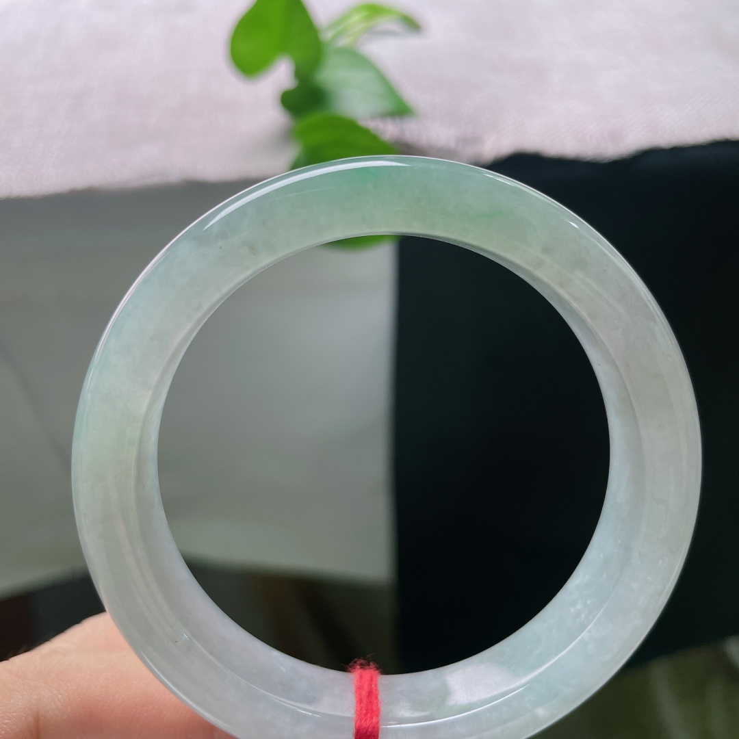 54.2/12.2/8.3，飘绿正圈，有裂，莹润清透，冰白底子间浮着一缕金丝绿，将独有的雅致藏于日常抬手细节之中，ss56171a