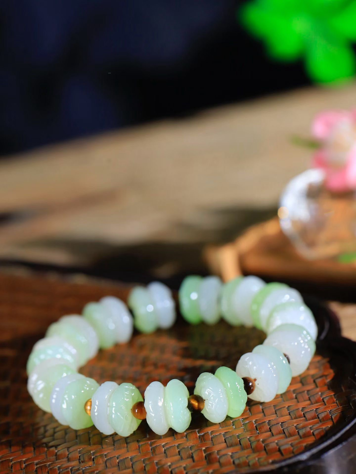 【莲花.手串】

精品和田玉翠青莲花手串，器形优雅，小巧精致，翠色浓郁，玉质细腻油润、手感上佳，颗颗精雕莲花，将荷花出淤泥而不染，濯清涟而不妖的气韵，刻画的淋漓尽致。尺寸取一11-13.5mm，重56.83克 FDT-36802900