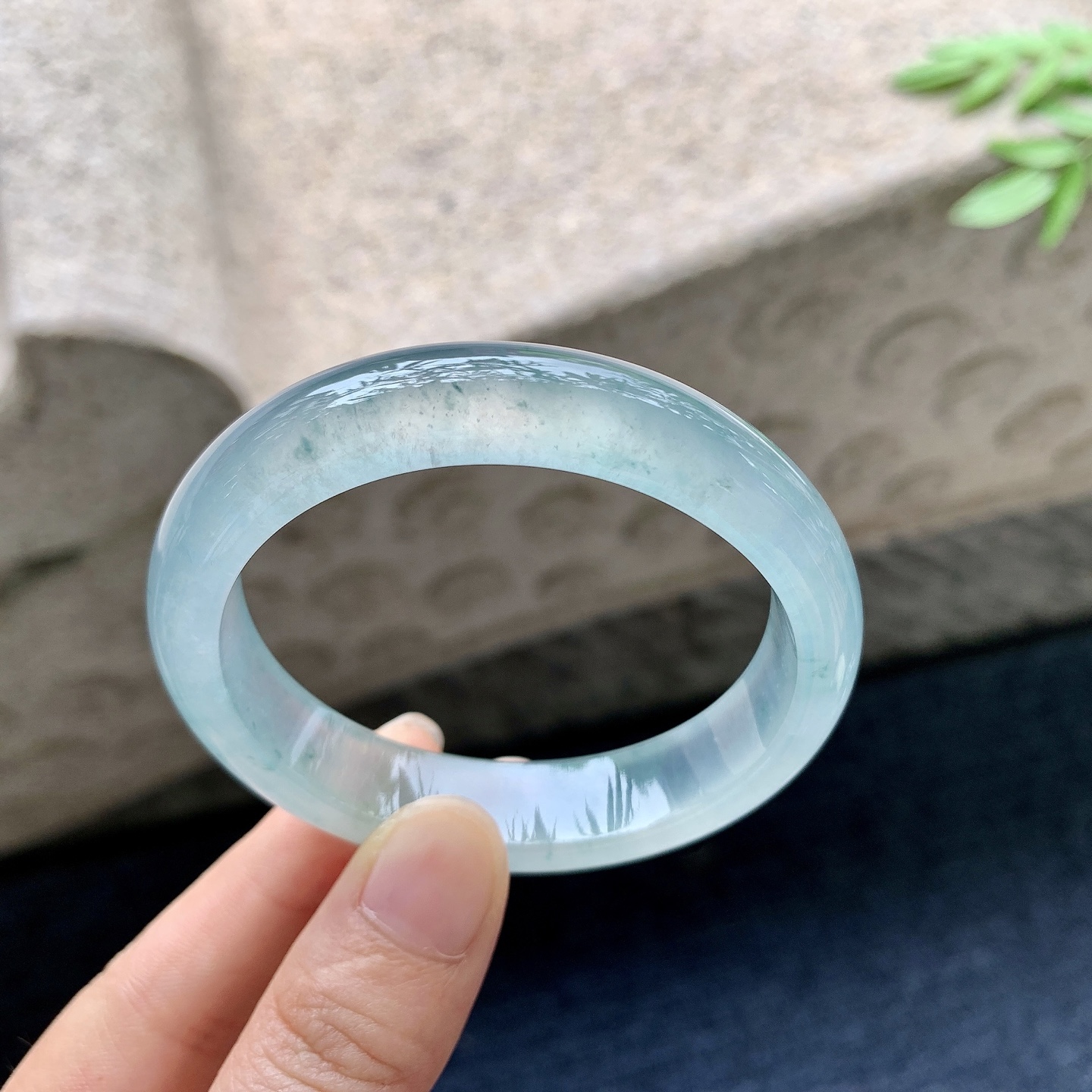 贵妃53 54,圈口54/46.5/12.7/7.6,编码N2082925,描述冰种飘花，清透，水润，种老，细腻，无裂